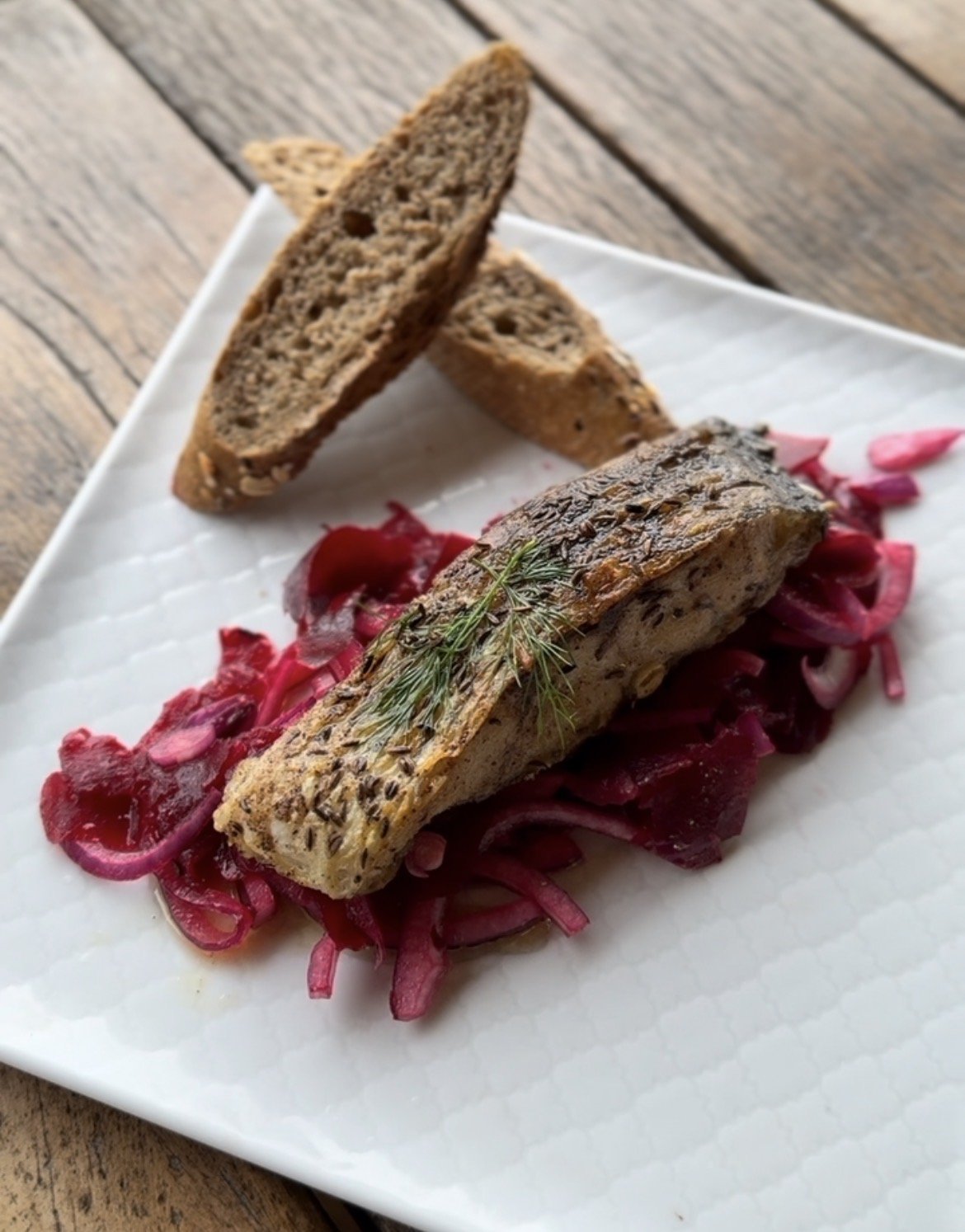 Grilovaný kapr na salátku z cibule a řepy