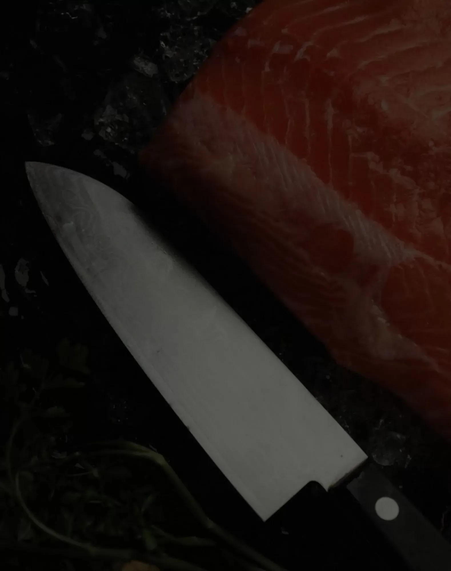 filet_z_lososa_s_nozem_na_lince