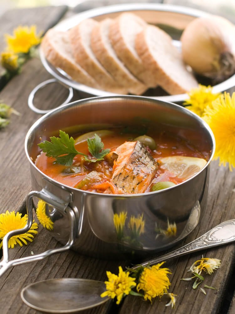 Rybí polévka z amura bílého s kořenovou zeleninou