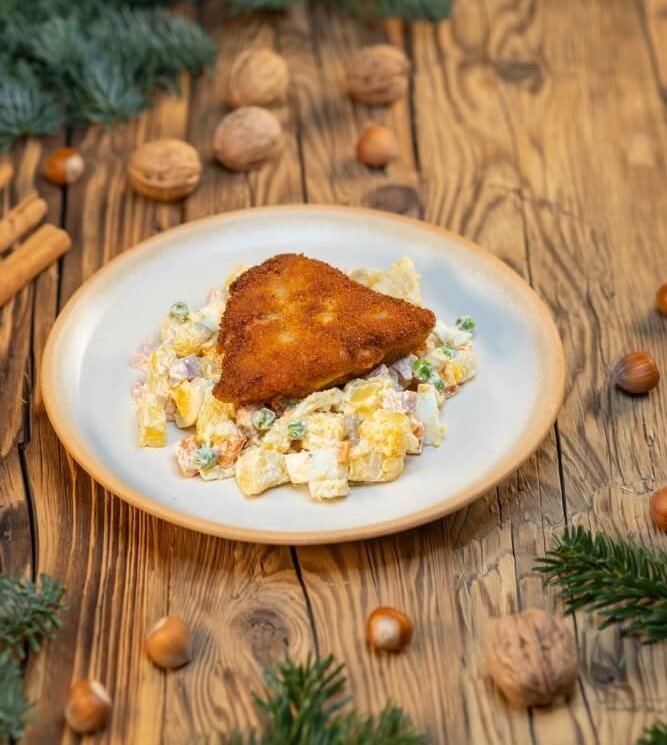 Smažený amur bílý podávaný s bramborovým salátem