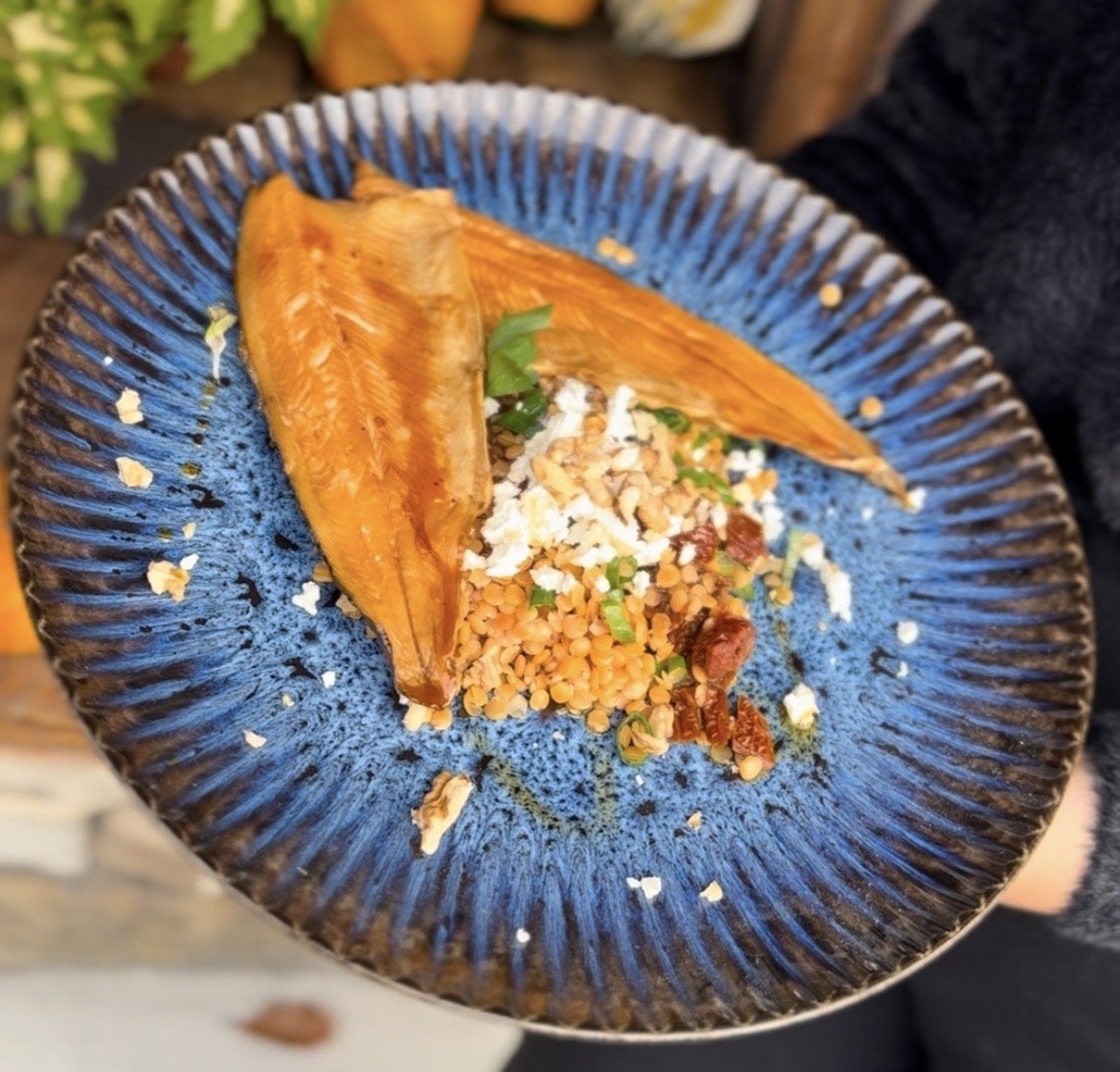 Uzený pstruh se salátkem z červené čočky