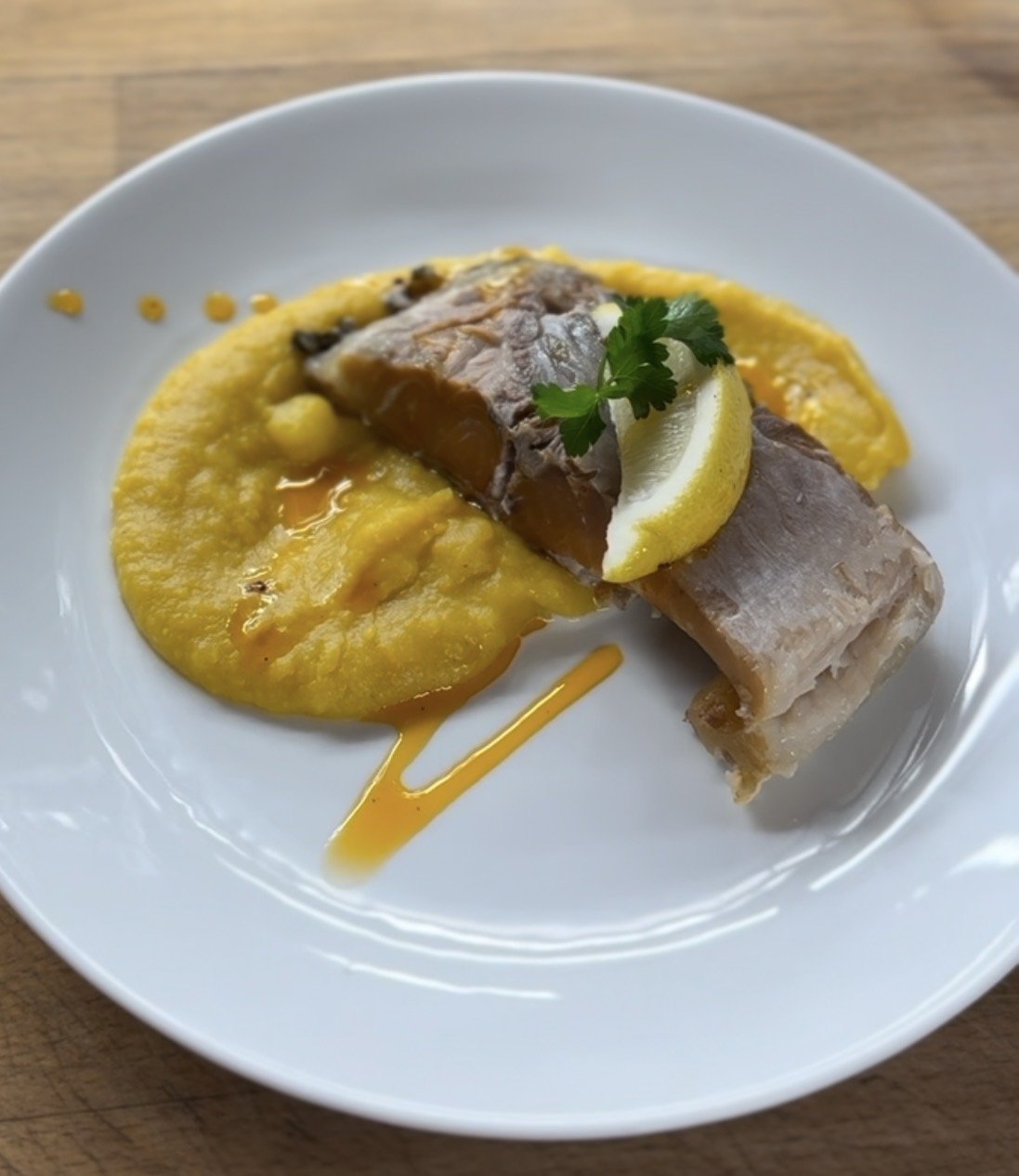 Uzený kapr pošírovaný v mléce s mrkvovým pyré