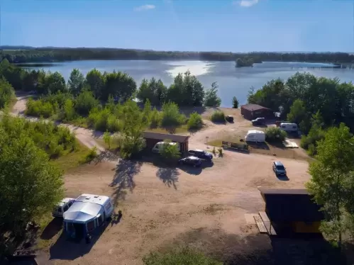 Pohled na Jezero Štít zeshora a přilehlý kemp