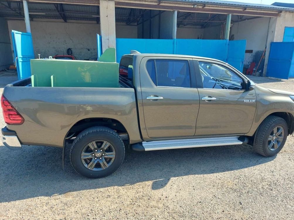 Toyota Hilux z boku Toyota Hilux z boku