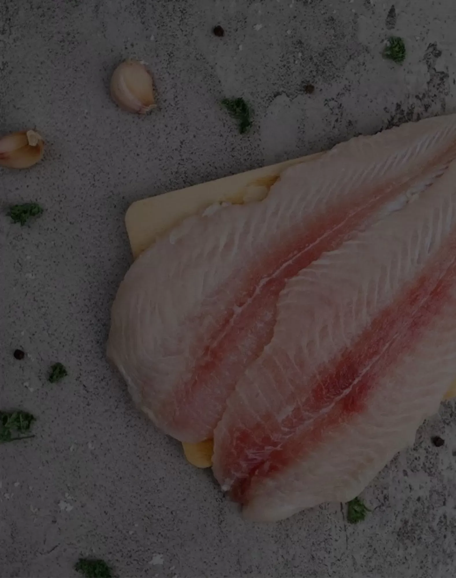 rybi_filet_na_drevenem_prkenku_1