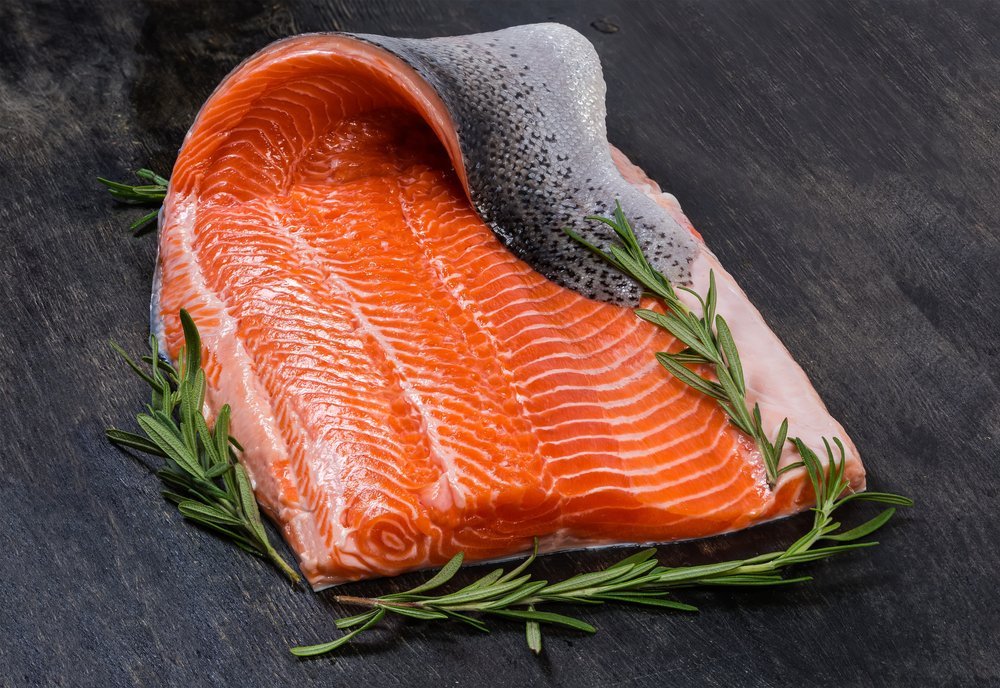 Čerstvý filet z lososa s kůží a bylinkami připravený k dalšímu zpracování