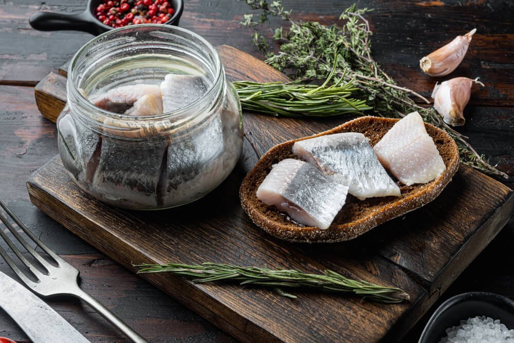 Nakládaný sleď obecný připravený ke konzumaci